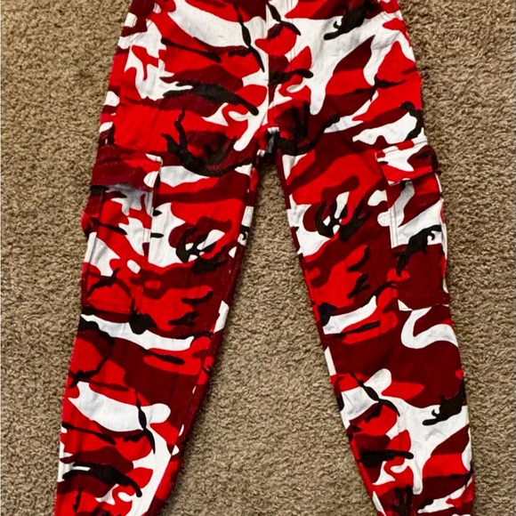 Rue 21 Woman’s Size Sm. Red Camo print Joggers Cargo pockets Great condition - Picture 13 of 16